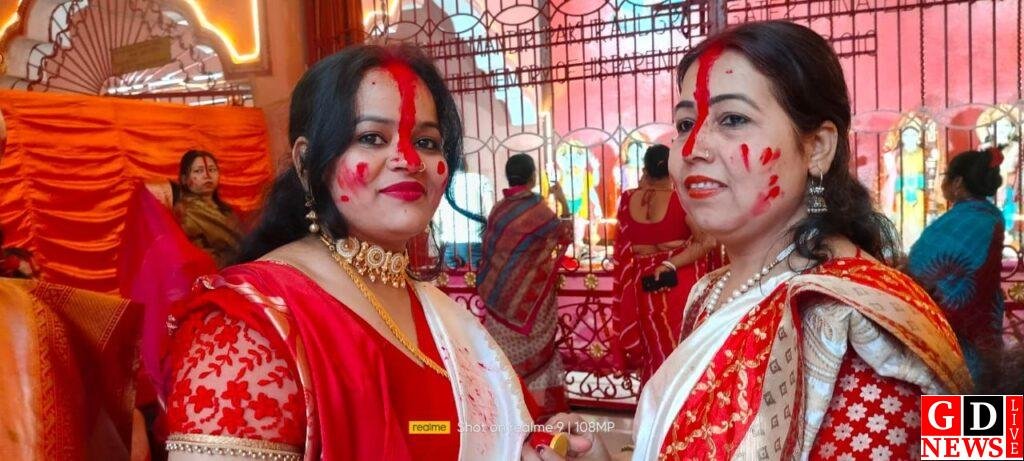 सिंदूर खेला और गाजे-बाजे के साथ चैती दुर्गा पूजा संपन्न, श्रद्धालुओं ने नम आंखों से दी माँ को विदाई। 7 img 20260328 wa01231127901475799368764