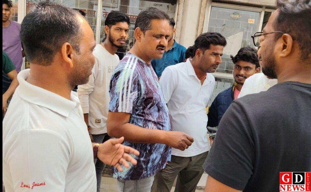 अफवाहों के बीच पेट्रोल पंपों पर फिर उमड़ी भीड़, कहीं व्यवस्था तो कहीं विवाद 8 img 20260308 1604532819665163481662850