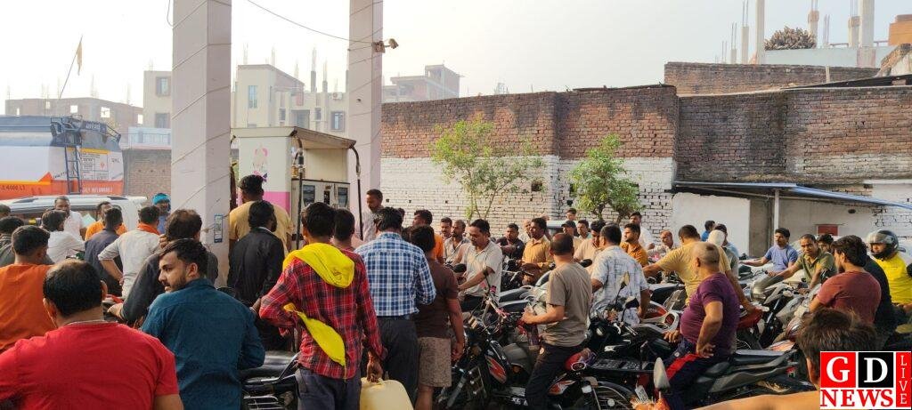 अफवाहों के बीच पेट्रोल पंपों पर फिर उमड़ी भीड़, कहीं व्यवस्था तो कहीं विवाद 7 mvimg 20260308 0815046459421977790169205