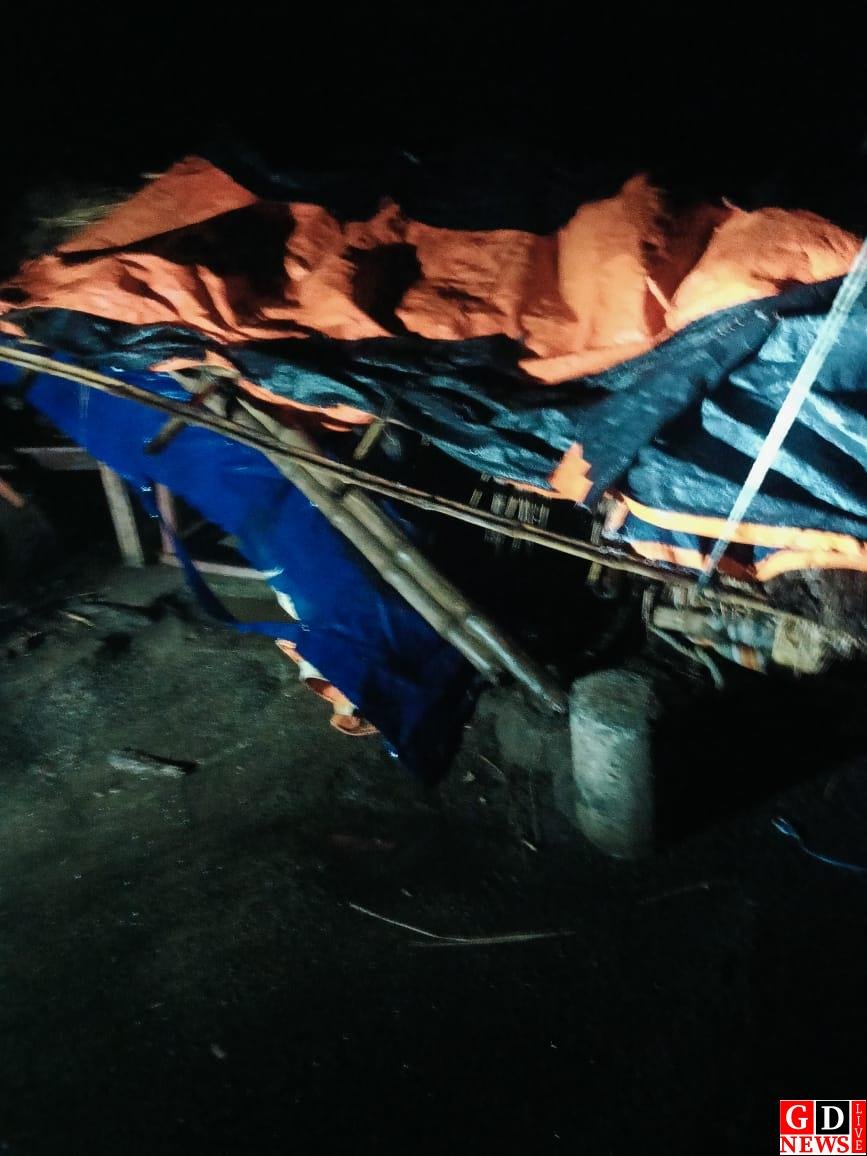 आंधी में ध्वस्त हुआ बेनाकुड़ा खनन चेक पोस्ट, खुले आसमान के नीचे ड्यूटी निभाते रहे दंडाधिकारी।