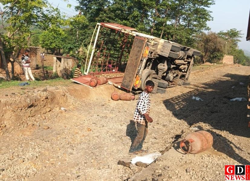 हाईवे पर गैस सिलेंडर लदा ट्रक पलटा, बड़ा हादसा टला।