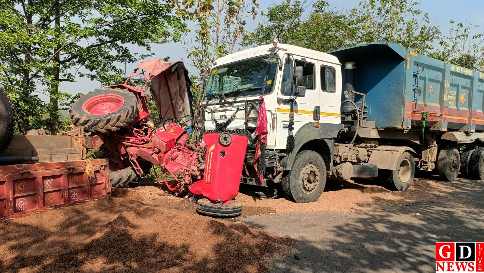 ट्रैक्टर-हाईवा की आमने-सामने टक्कर, ट्रैक्टर के उड़े परखच्चे—चालक बाल-बाल बचे।