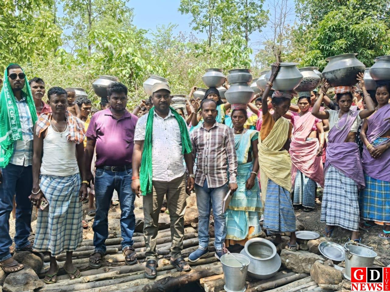 बड़ा तेलोपाड़ा में गहराया पेयजल संकट, डेढ़ किमी दूर से दूषित पानी लाने को मजबूर ग्रामीण।