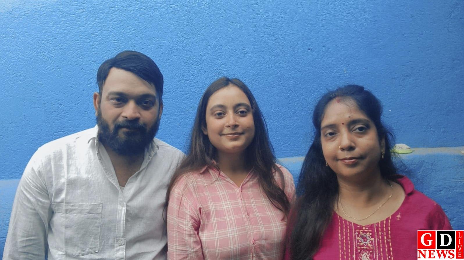 11वीं के नतीजों में चमकी आकांक्षा, 234 अंक लाकर बनीं पाकुड़ जिला टॉपर।