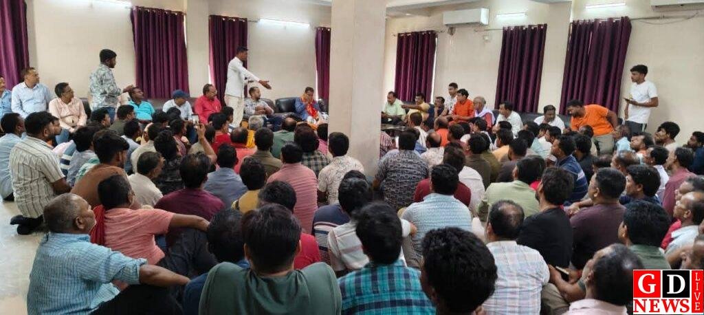 प्रशासन संवेदनशीलता के साथ निर्णय लेते हुए पहले वैकल्पिक व्यवस्था सुनिश्चित करे- सांसद मनीष जायसवाल 9 fb img 17754381411206110052703696102311