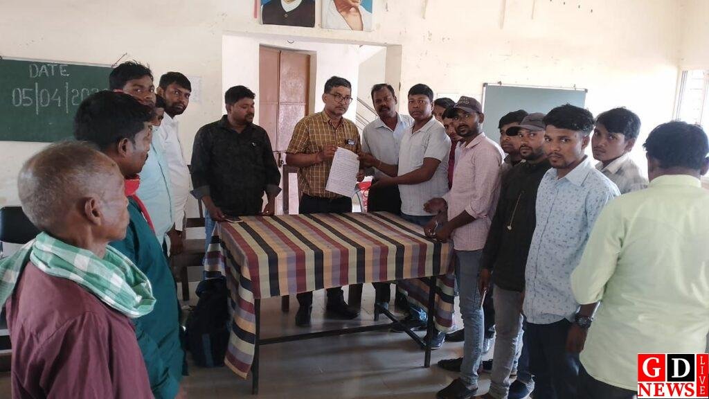 आदिम जनजाति विद्यालय की नामांकन सूची पर बवाल, गैर-जनजाति छात्रों के चयन का विरोध तेज 7 img 20260405 wa00156229680775161187341