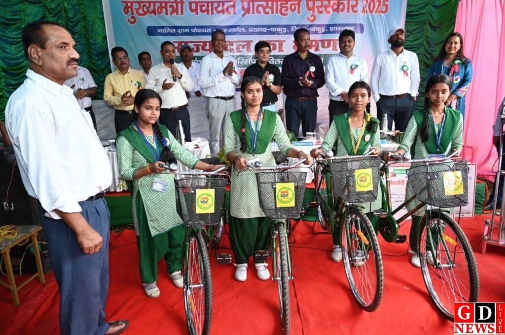 राज्य टीम ने परखी पंचायतों की ग्राउंड रिपोर्ट, योजनाओं का फीडबैक लिया और लाभुकों में बांटी परिसंपत्तियां 9 img 20260406 wa00376408859257227637386