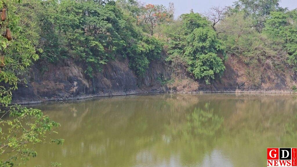 शहरकोल में ‘मौत का गड्ढा’: 80 फीट गहरी परित्यक्त खदान हर दिन दे रही हादसे को न्योता 7 img 20260411 wa00511748003157046148318