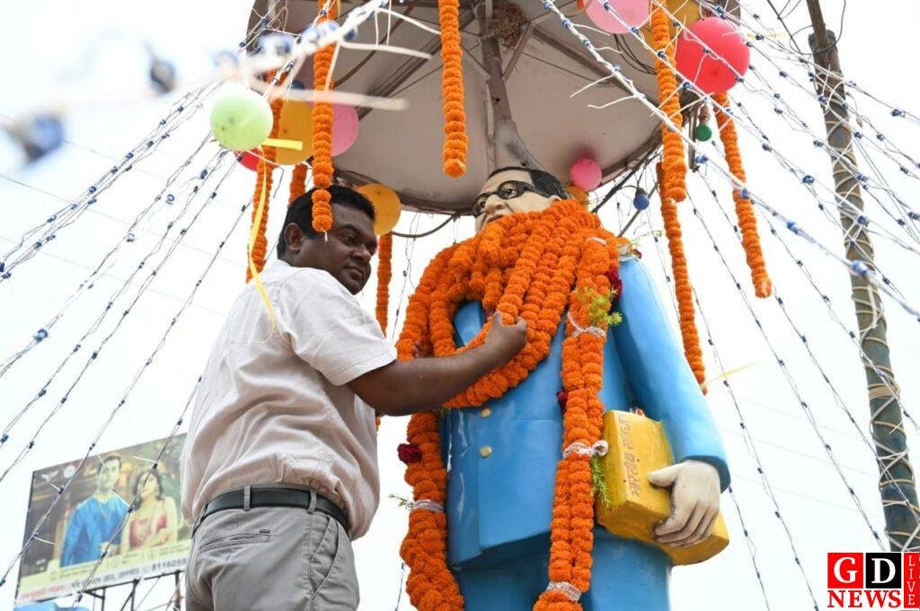 अंबेडकर जयंती पर पाकुड़ में श्रद्धा का सैलाब, अधिकारियों ने किया माल्यार्पण 7 img 20260414 wa0029223132614288446312