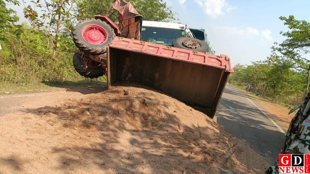 ट्रैक्टर-हाईवा की आमने-सामने टक्कर, ट्रैक्टर के उड़े परखच्चे—चालक बाल-बाल बचे। 7 img 20260414 wa00488051461812959380213