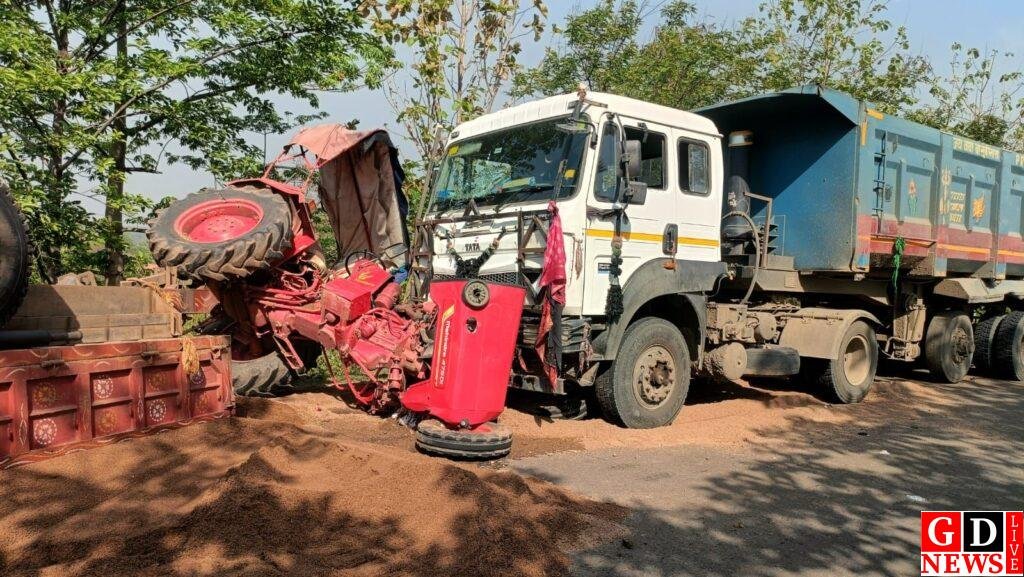 ट्रैक्टर-हाईवा की आमने-सामने टक्कर, ट्रैक्टर के उड़े परखच्चे—चालक बाल-बाल बचे। 8 img 20260414 wa00493267675984178815442
