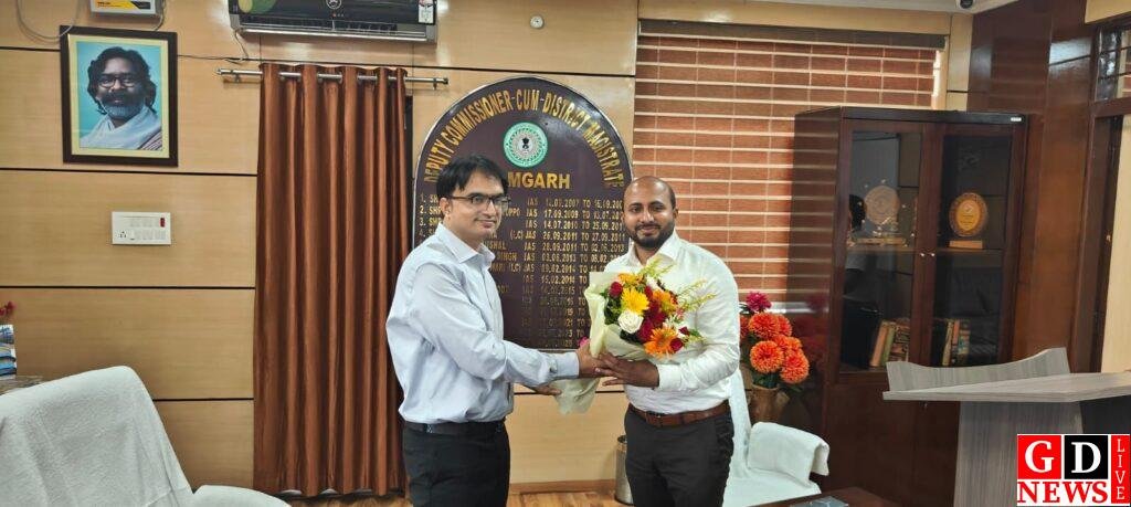 रामगढ़ जिले के 15वें उपायुक्त के रूप में ऋतुराज ने किया पदभार ग्रहण, निवर्तमान उपायुक्त फैज अक अहमद मुमताज ने सौंपा प्रभार 7 img 20260418 wa01078867772780529376890