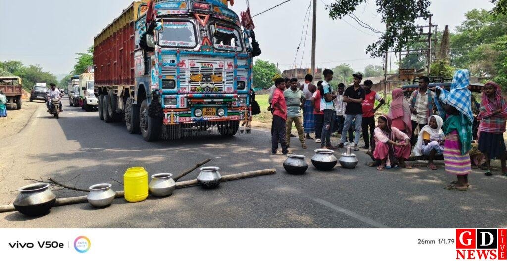 पेयजल संकट पर उबला छोटा पहाड़पुर, एक घंटे सड़क जाम — आश्वासन के बाद खत्म हुआ प्रदर्शन। 7 img 20260424 wa00298752861754868568936