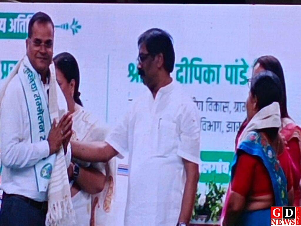 हेमंत सोरेन के हाथों महेशपुर बीडीओ सिद्धार्थ शंकर यादव सम्मानित, 15 लाख का पुरस्कार—रचा विकास का नया इतिहास 7 img 20260424 wa00302790955955039465706