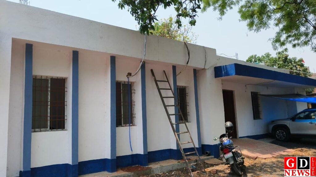 चार महीने में ढहने लगा 41 लाख का स्वास्थ्य भवन, सिस्टम की लापरवाही ने खोल दी गुणवत्ता की पोल 7 img 20260425 wa00217417199441953804515