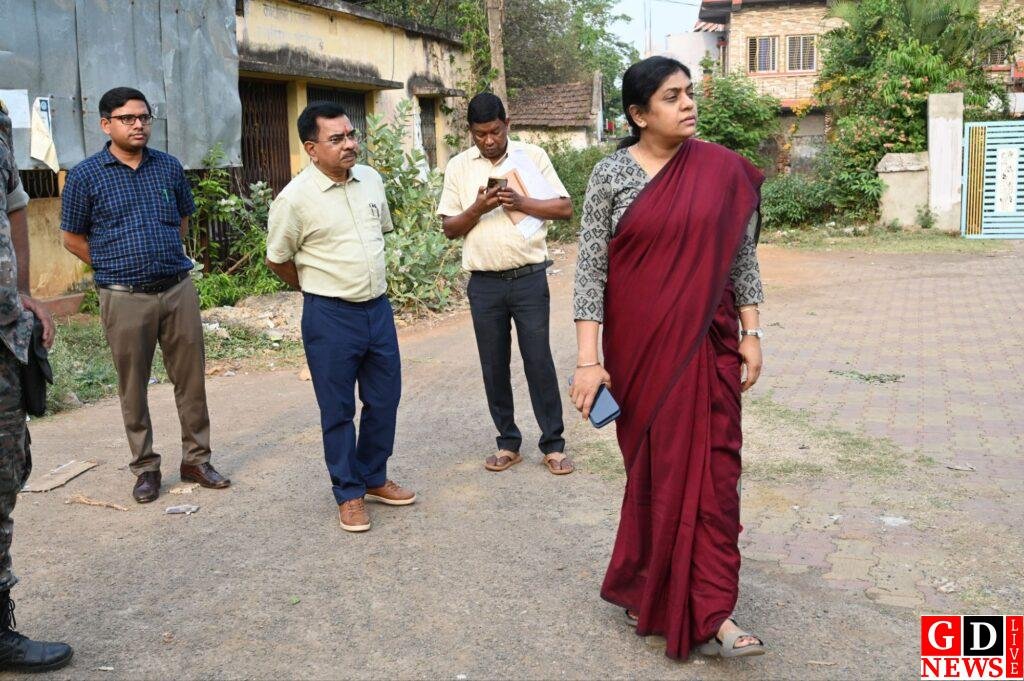 जर्जर भवनों पर कड़ा रुख, छात्रों को सफलता का मंत्र—डीसी मेघा भारद्वाज का निरीक्षण अभियान। 7 img 20260428 wa00082770232925753960194