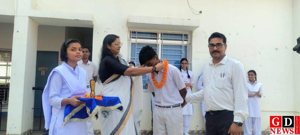 गुरुग्राम में आयोजित प्रतियोगिता में काश्य पदक हासिल करने पर छात्र लक्की राज को दी गई बधाई 8 img 20260429 wa00806258982439456706778
