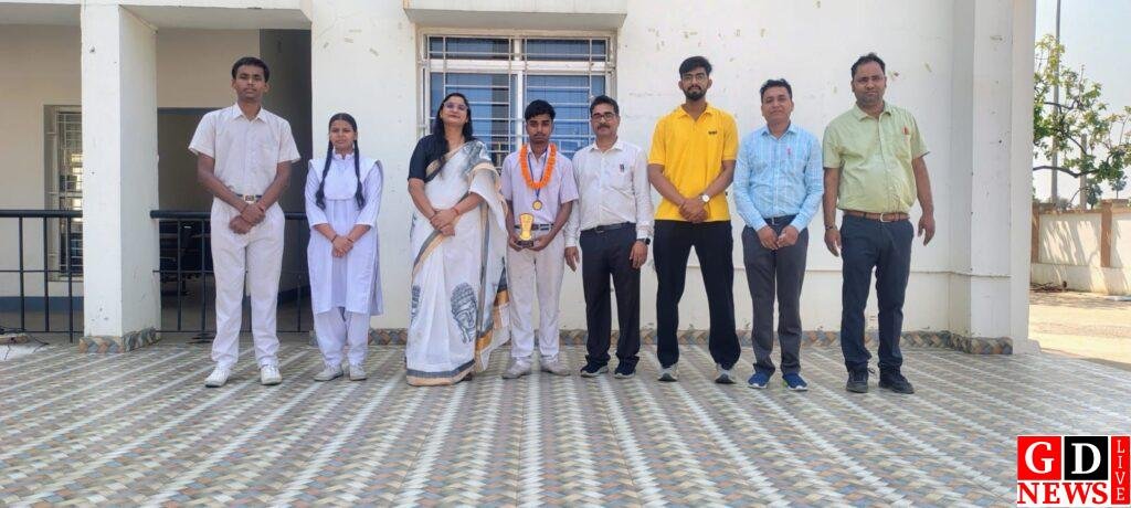 गुरुग्राम में आयोजित प्रतियोगिता में काश्य पदक हासिल करने पर छात्र लक्की राज को दी गई बधाई 7 img 20260429 wa00818045605550363213844