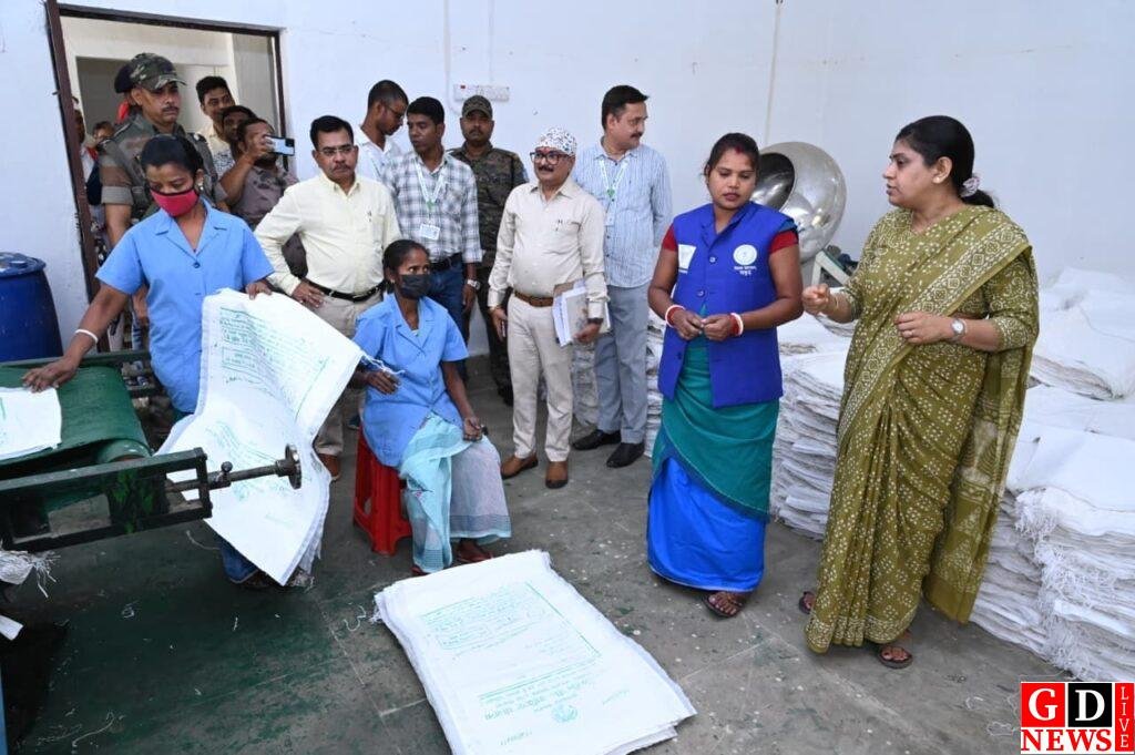 डीसी ने देखा आत्मनिर्भरता का मॉडल, महिलाओं के काम से प्रभावित, बोलीं—अब बाजार बढ़ेगा, आय भी बढ़ेगी। 7 img 20260430 wa00175218754856227308252