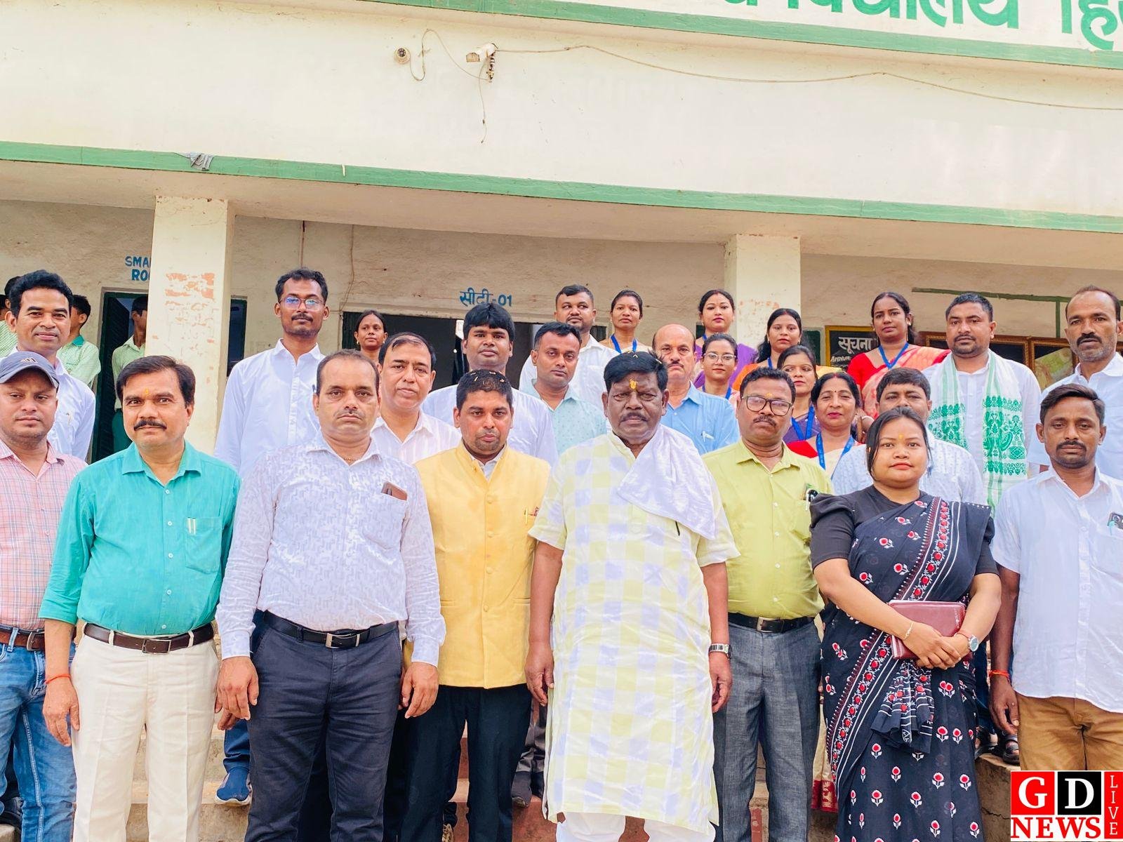विधायक हेमलाल मुर्मू ने मेधावी छात्रों का बढ़ाया मान, सम्मान समारोह में बांटी प्रोत्साहन राशि।