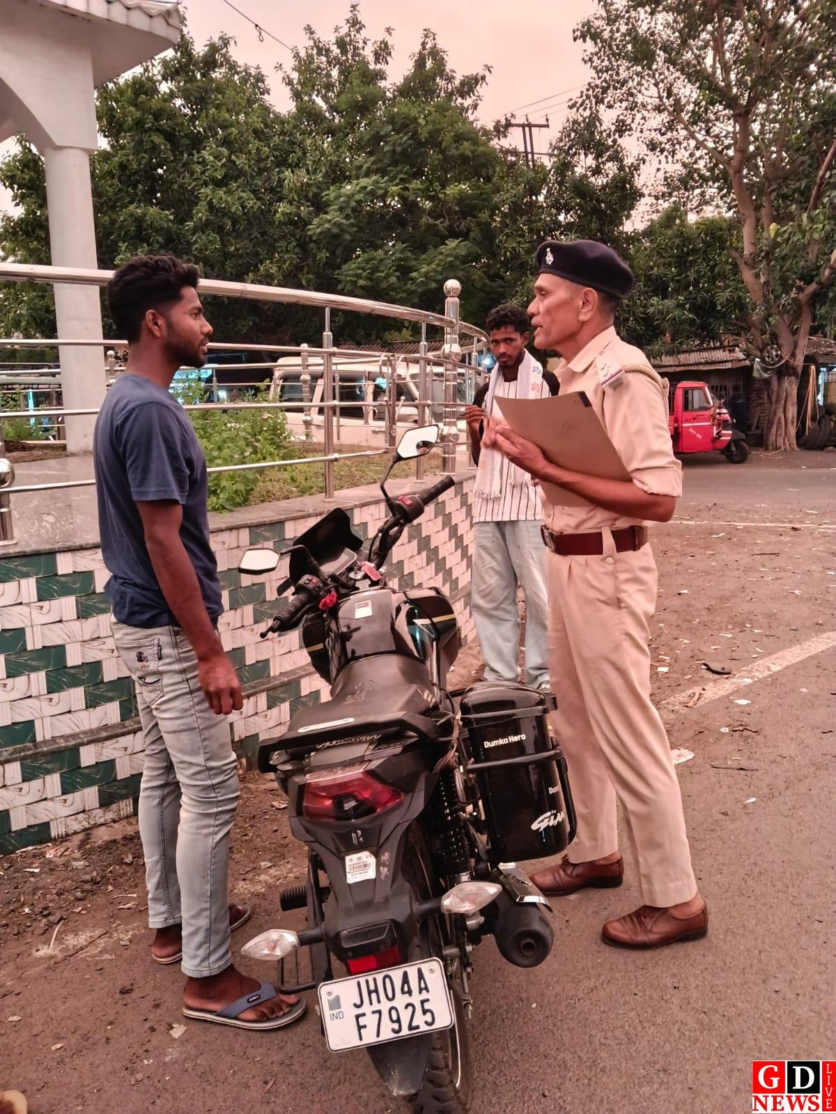 हेलमेट नहीं तो चालान तय! सघन वाहन जांच अभियान, नियम तोड़ने वालों पर पुलिस की सख्ती।