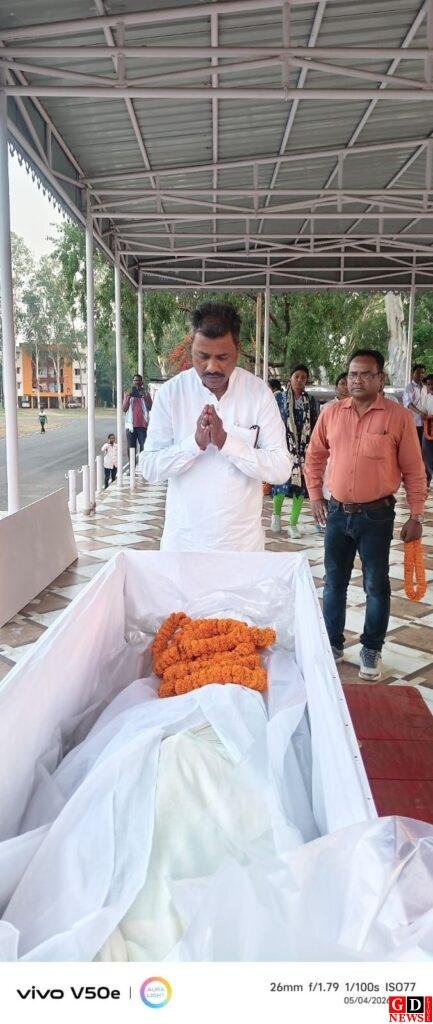नम आंखों से दी अंतिम विदाई, पुलिस लाइन में अमित मरांडी को श्रद्धांजलि 7 img 20260504 wa01544739972223787871456