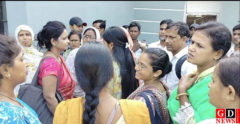दूरस्थ पदस्थापन से भड़का आक्रोश, डीसी कार्यालय पहुंचे सहायक आचार्य। 7 img 20260511 wa00221283460537611297416