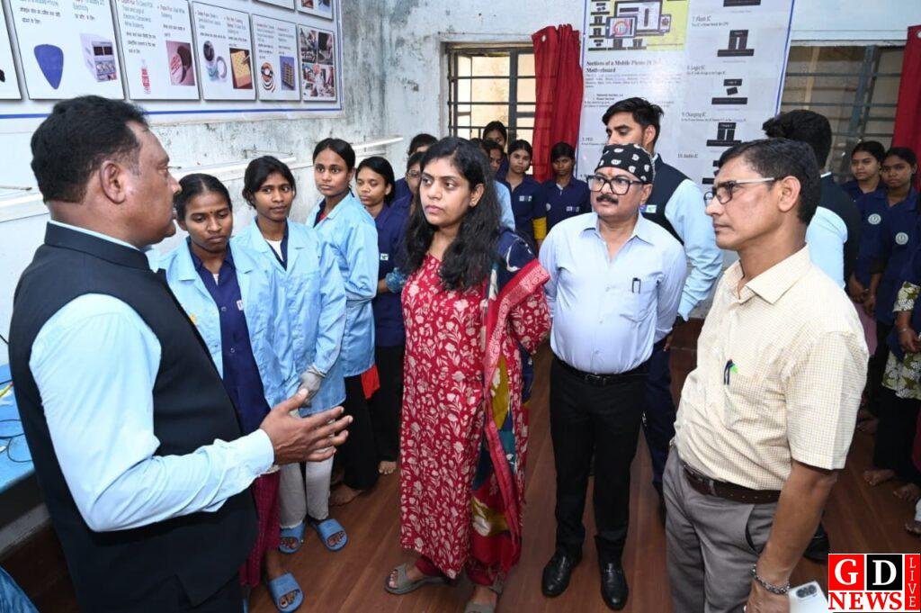 डीसी ने किया आदिम जनजातीय विद्यालय व गुरुकुल का निरीक्षण 7 img 20260513 wa0037561214406822324679