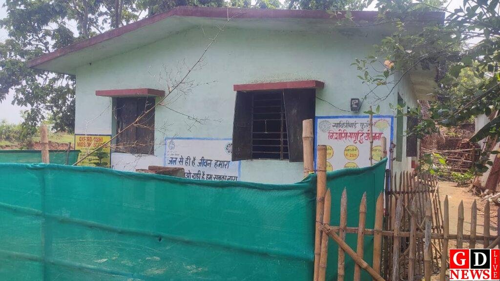 आंगनबाड़ी केंद्र पर ताला, सेविका की लापरवाही से बच्चों का पोषण और पढ़ाई ठप। 7 img 20260515 wa00109076916141888293831