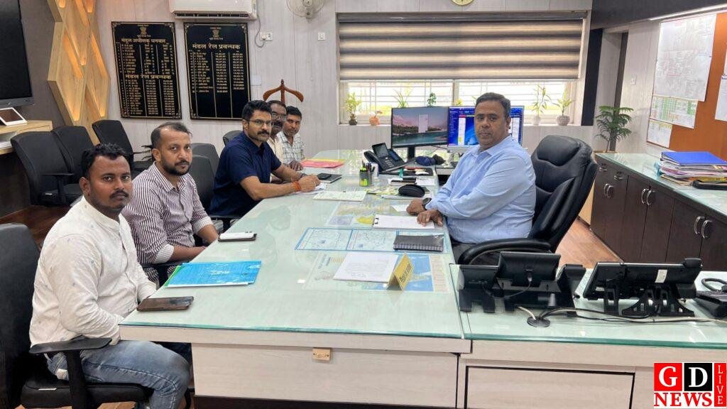 बरकाकाना बाजार के दुकान आवंटियों के पुनर्वास को लेकर डीआरएम से मिले सांसद प्रतिनिधि राजीव जायसवाल 7 img 20260515 wa00943178114139685682721