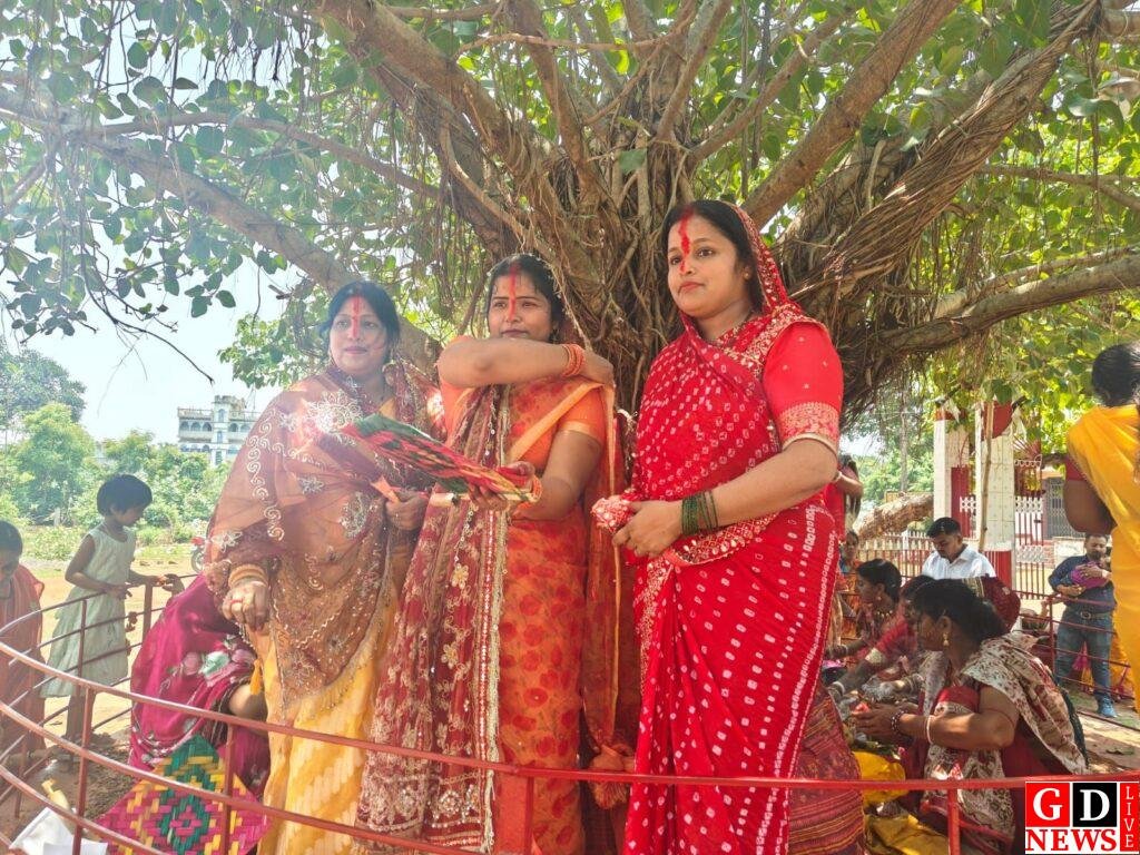 वट सावित्री पर्व पर सुहागिन महिलाओं का आस्था का सैलाब, वट वृक्ष की पूजा कर मांगी पति की दीर्घायु। 7 img 20260516 wa00253686587065964151219
