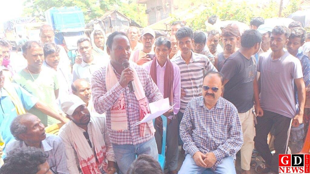 अधूरी सड़क को लेकर ग्रामीणों का चक्का जाम, पुनर्निर्माण की मांग पर अड़े — अनिश्चितकालीन आंदोलन की चेतावनी 7 img 20260516 wa00408023287076899599346