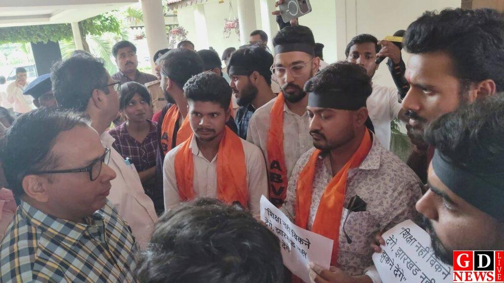 “छात्र विरोधी नीति नहीं चलेगी”—अभाविप की चेतावनी, समाप्त नहीं हुआ सिस्टम तो मुख्यमंत्री आवास घेराव की धमकी 8 img 20260522 wa00764971353930862096307
