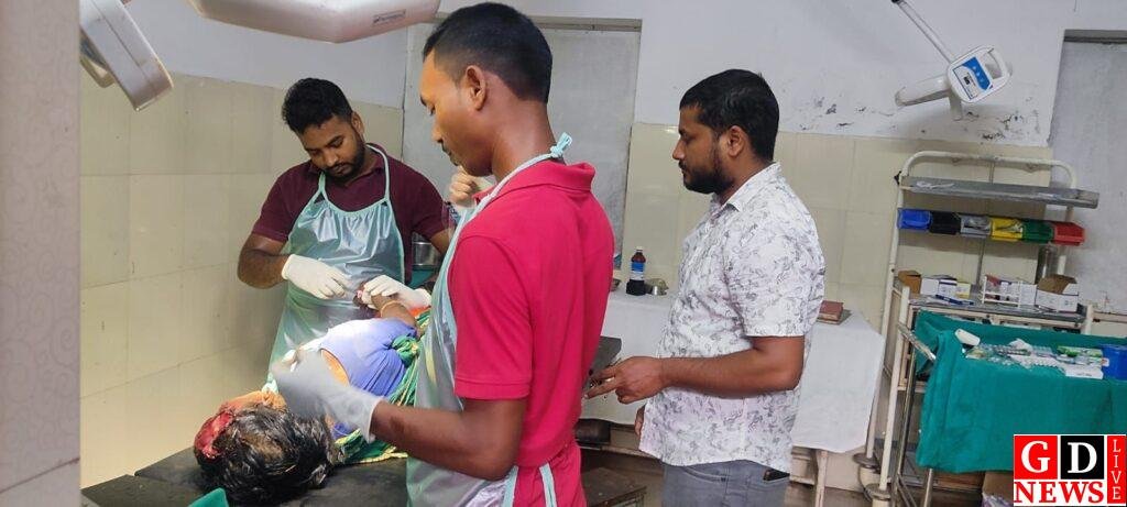 तेज रफ्तार टेम्पो पलटा,तीन यात्री गंभीर, मोटरसाइकिल बचाने के प्रयास में हुआ हादसा 7 img 20260522 wa01104621091192234519764