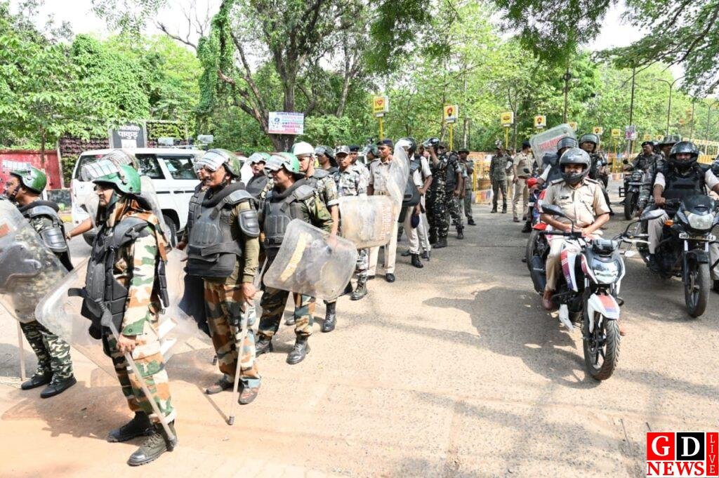 बकरीद पर अलर्ट मोड में प्रशासन, पाकुड़ में डीसी-एसपी ने निकाला फ्लैग मार्च 7 img 20260526 wa00244282082551849461891