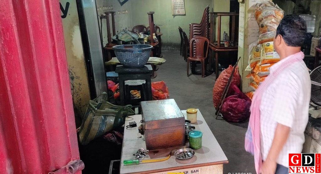 थाना के नाक के नीचे चोरों का तांडव! एक रात में पांच दुकानों पर धावा, व्यवसायियों में दहशत 7 img 20260528 wa00587817917901508171426