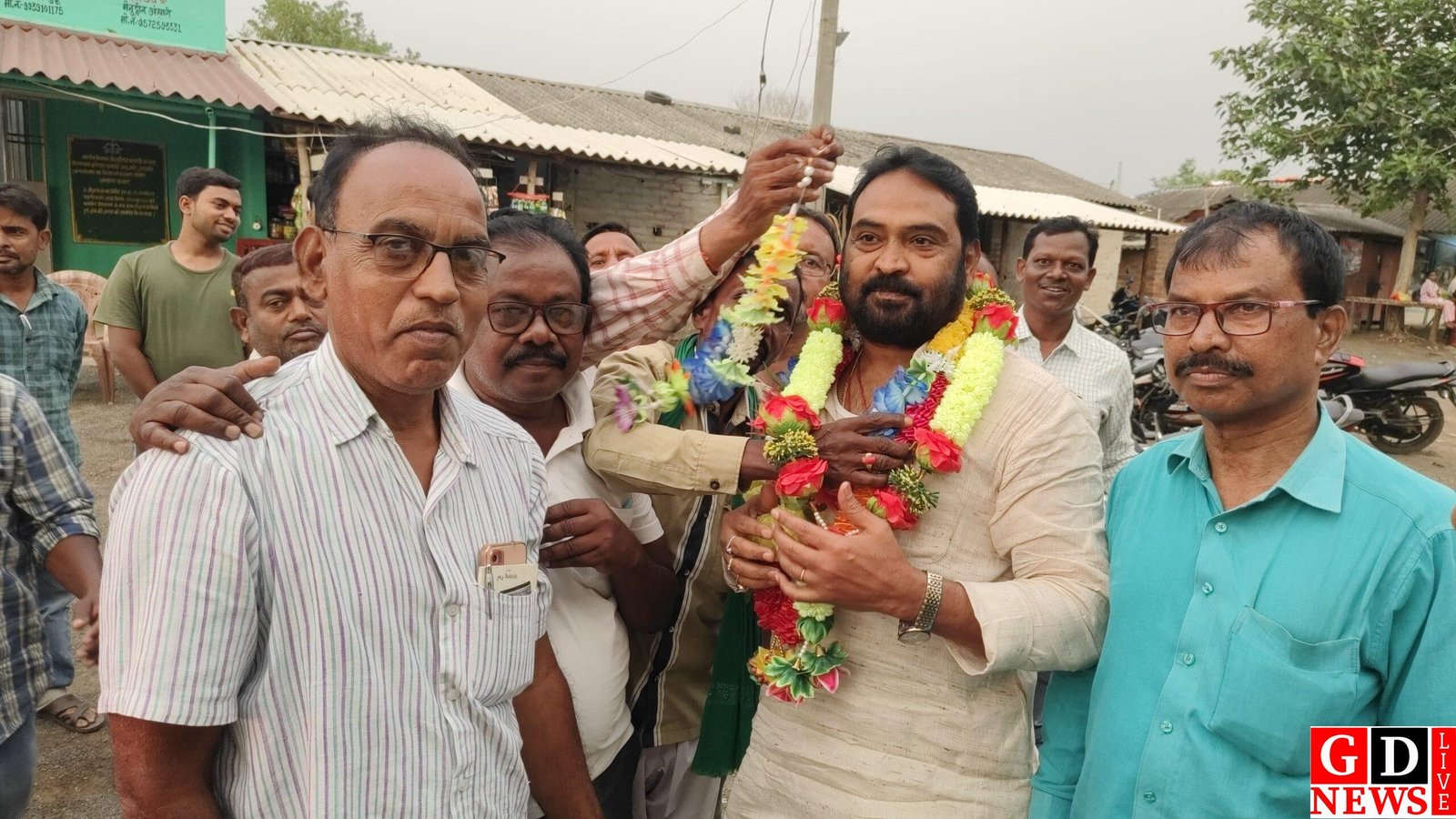 झामुमो कार्यकर्ताओं ने केंद्रीय महासचिव का किया जोरदार स्वागत, अंबेडकर प्रतिमा पर किया माल्यार्पण