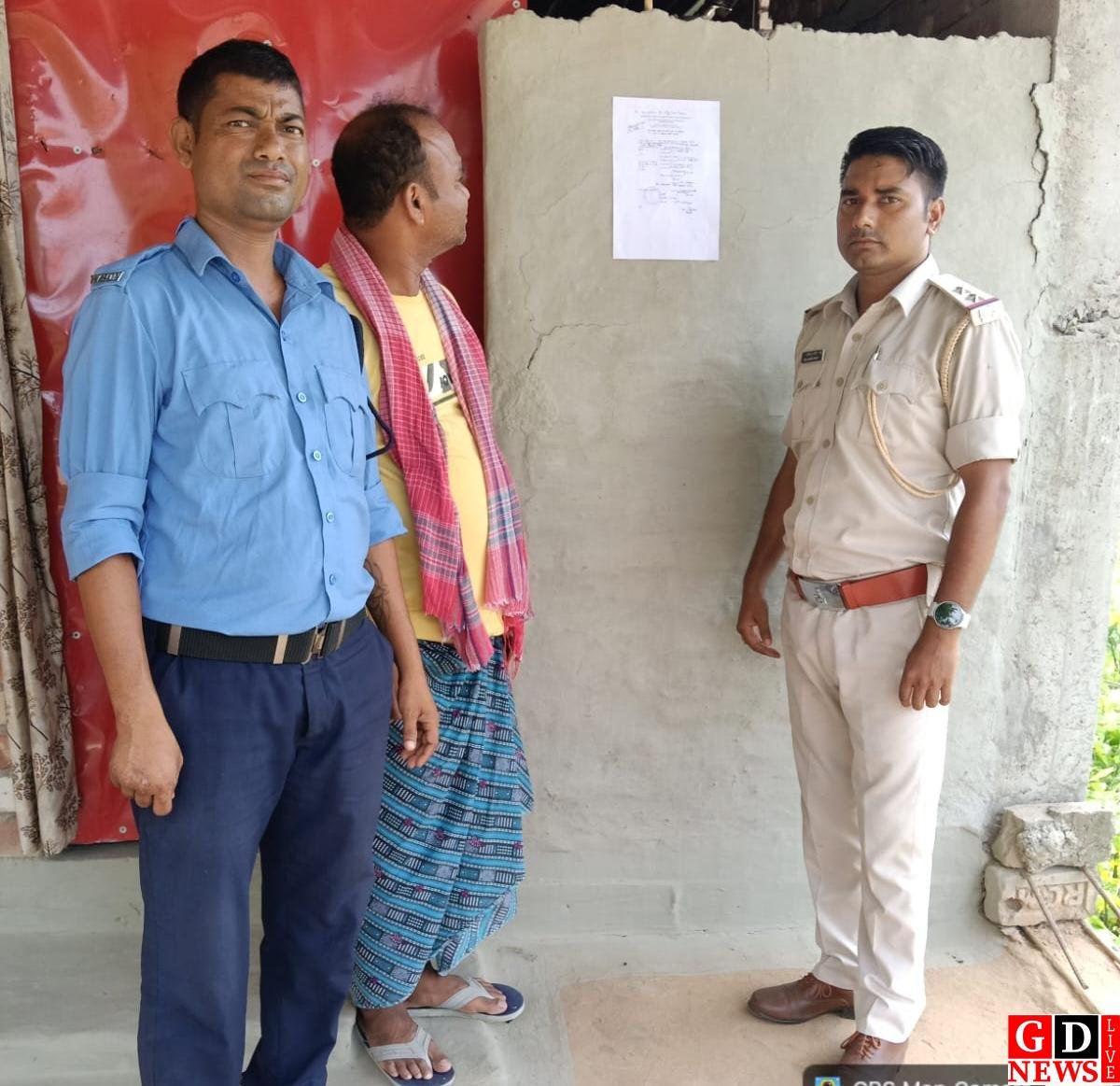 पोक्सो मामले में फरार आरोपी के घर पुलिस ने चिपकाया इश्तेहार, गिरफ्तारी के लिए दबिश जारी।