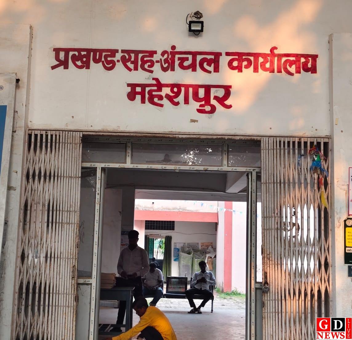 सरकारी सड़क पर कब्जे का आरोप, पक्की दीवार निर्माण रोकने की मांग लेकर ग्रामीण पहुंचे सीओ ऑफिस।
