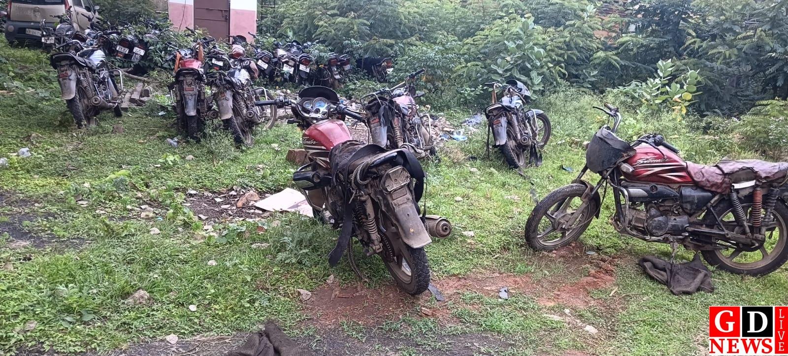 अवैध कोयला परिवहन पर पुलिस की कार्रवाई, सात कोयला लदी बाइक जब्त।