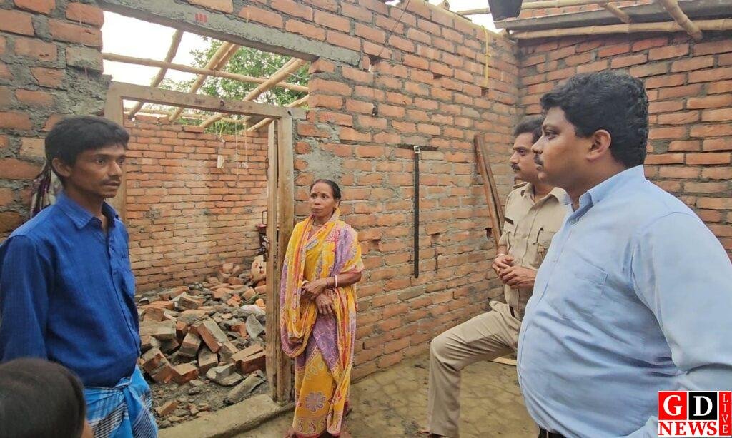 आंधी का कहर, दर्जनों घर तबाह, बिजली पोल गिरे, अंतर्राज्यीय सड़क घंटों जाम। 12 img 20260604 wa0013928393153016074370