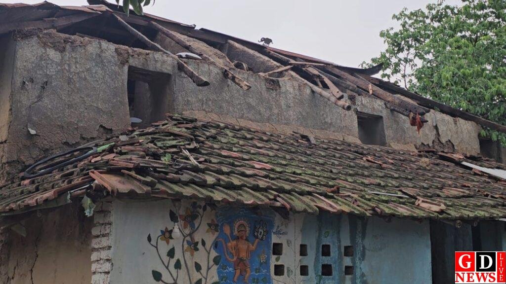 आंधी का कहर, दर्जनों घर तबाह, बिजली पोल गिरे, अंतर्राज्यीय सड़क घंटों जाम। 10 img 20260604 wa00148361298381889709850