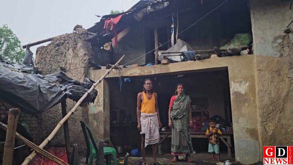 आंधी का कहर, दर्जनों घर तबाह, बिजली पोल गिरे, अंतर्राज्यीय सड़क घंटों जाम। 9 img 20260604 wa00151789623378704109621