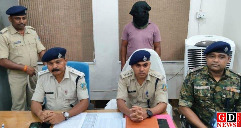 फतेहपुर ज्वेलर्स लूटकांड में पुलिस को बड़ी सफलता, हथियार और लूट के सामान के साथ गिरफ्तार। 7 img 20260609 wa00587662905604277505089