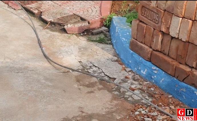 पाकुड़ में बड़ा हादसा टला: शहरकोल में टूटकर आंगन में गिरा 11 हजार वोल्ट का तार, बाल-बाल बचे दर्जन भर लोग। 7 img 20260611 wa0032145896643778080934