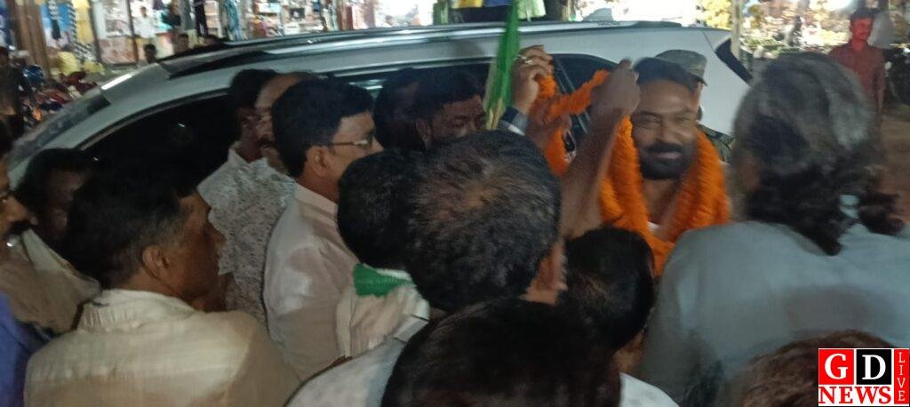 झामुमो कार्यकर्ताओं ने केंद्रीय महासचिव का किया जोरदार स्वागत, अंबेडकर प्रतिमा पर किया माल्यार्पण 7 img 20260611 wa00438848507843861942528