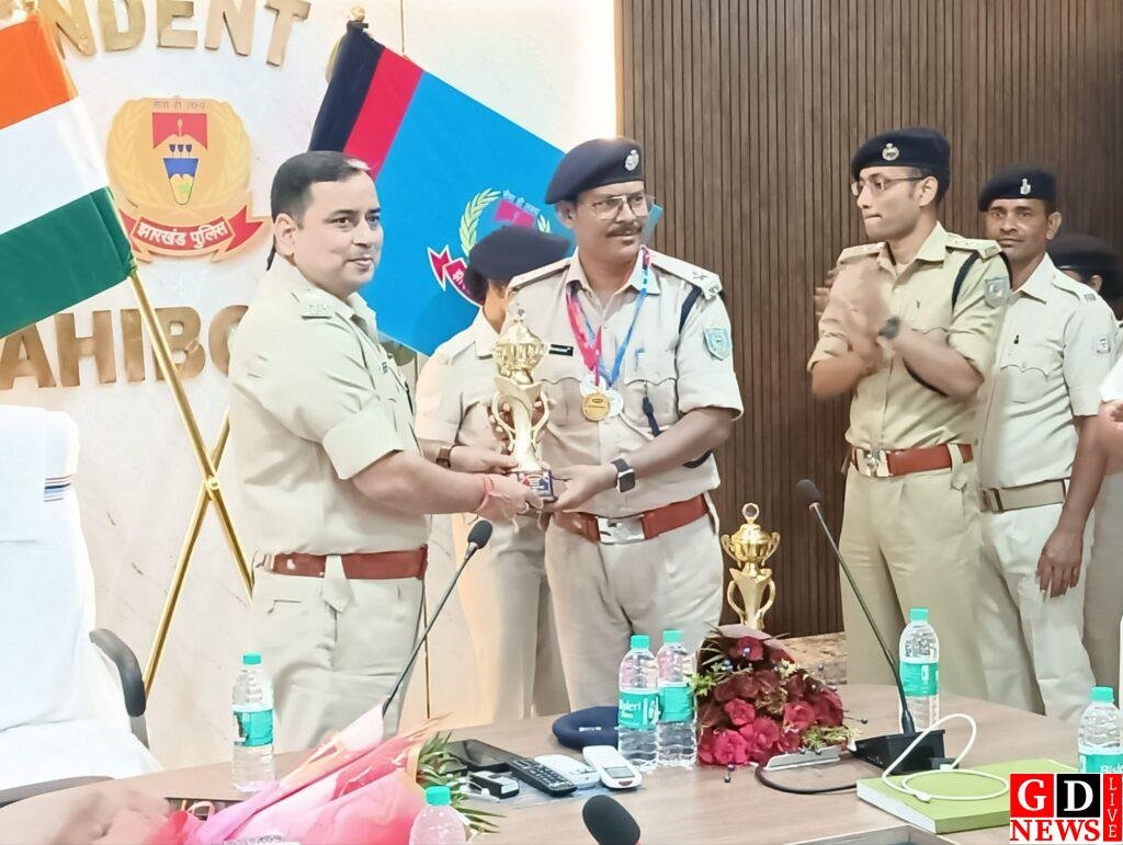 संथाल परगना पुलिस ड्यूटी मीट-2026 में पाकुड़ का दबदबा, सभी जिलों को पछाड़कर बना ओवरऑल चैंपियन। 8 img 20260612 wa00067756843320226003429