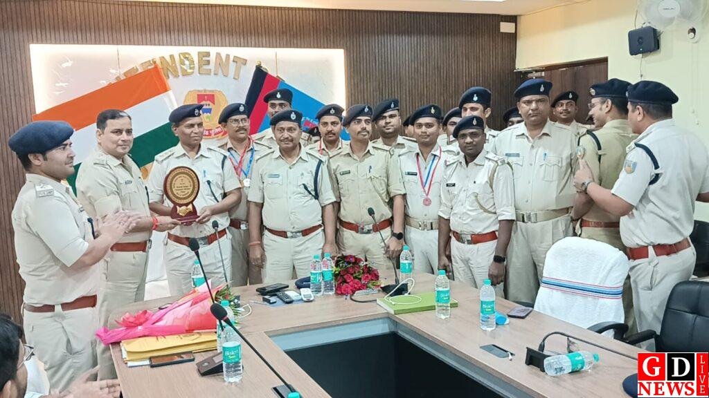 संथाल परगना पुलिस ड्यूटी मीट-2026 में पाकुड़ का दबदबा, सभी जिलों को पछाड़कर बना ओवरऑल चैंपियन। 7 img 20260612 wa00071037183786761268519