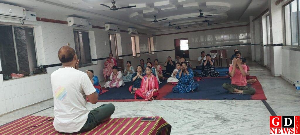 मारवाड़ी महिला समिति के योग शिविर में उमड़ा उत्साह, प्रशिक्षक संजय शुक्ला ने बताए प्राणायाम के फायदे 7 img 20260620 wa00593386589765266407700