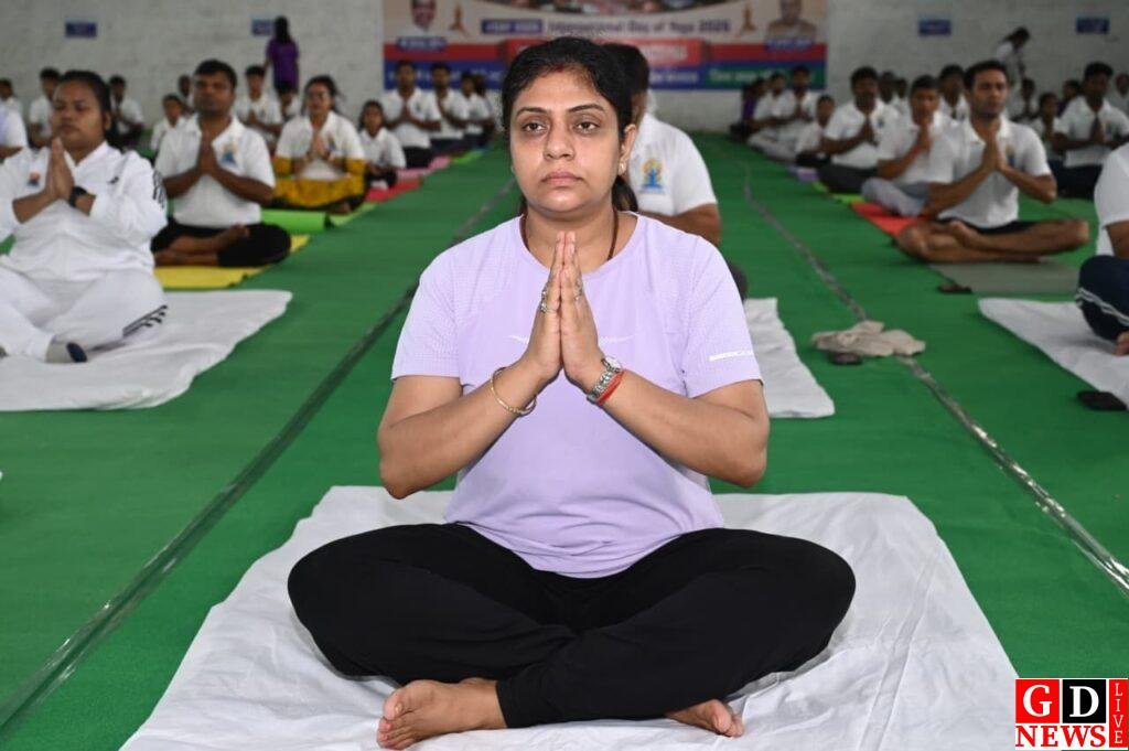 योग के रंग में रंगा पाकुड़, अधिकारियों और विद्यार्थियों ने किया सामूहिक योगाभ्यास 9 img 20260621 wa00038633599114887987788
